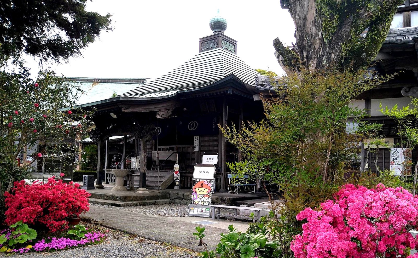 Tanemaji (Temple 34) and the Niyodo crossing on the Shikoku Pilgrimage